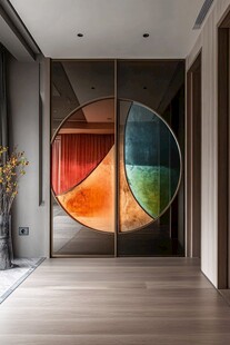 圆形彩色玻璃门的雅致玄关