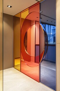 彩色玻璃隔断的时尚空间