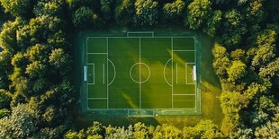 林间绿茵足球场俯瞰图