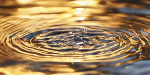 金色水滴落入水面涟漪