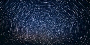 星轨漩涡 深邃宇宙之美