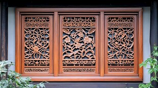 中式雕花木质窗棂