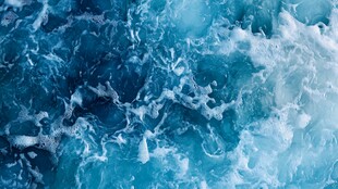 蓝色汹涌海浪特写