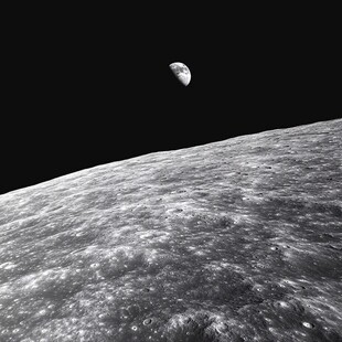 月球表面与天际的月亮