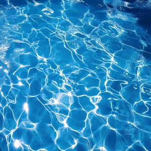 清澈泳池水波光影之美