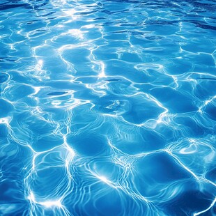 波光粼粼的蓝色水面