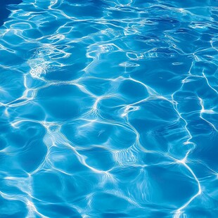 波光粼粼的清澈泳池水面