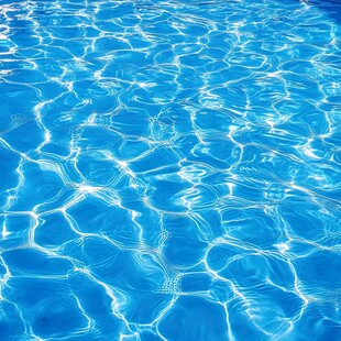 清澈泳池水面波光粼粼