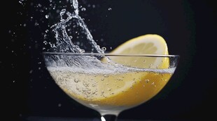 柠檬入杯溅起晶莹水花