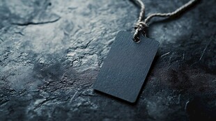 黑色吊牌项链置于石面