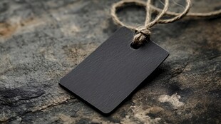 黑色吊牌置于粗糙石面