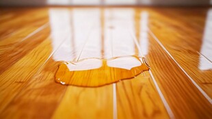 木地板上的黄色液体污渍