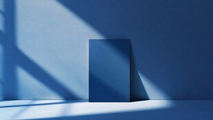 蓝色空间中的静谧矩形