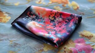 印花丝巾 尽显优雅气质