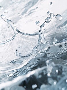水花飞溅的灵动瞬间