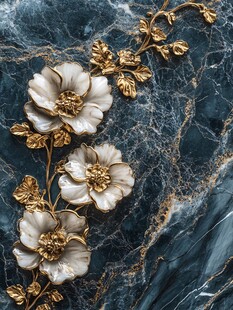 蓝墨大理石上的金白花卉
