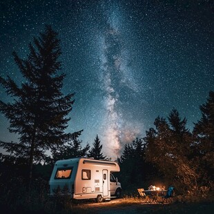 星空下的房车露营浪漫时刻