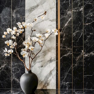 大理石旁花瓶中的素雅花卉