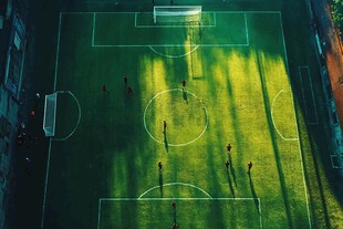 夕阳下的绿茵场足球比赛