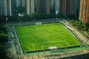 城中绿茵场 足球比赛正酣