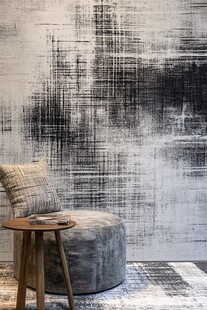 简约灰调墙面旁的舒适角落