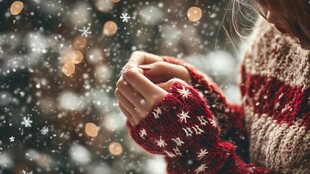 冬日温暖 双手与纷飞雪花