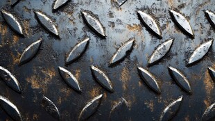 生锈的菱形花纹金属板