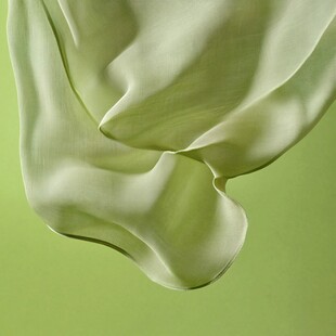 淡绿色丝绸织物优雅垂坠