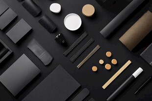 黑色系办公用品与装饰物件