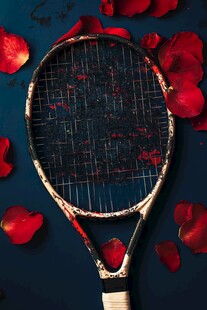 玫瑰簇拥的破旧网球拍