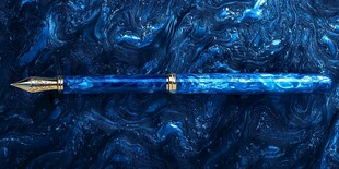 梦幻蓝调钢笔置于艺术背景