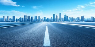 宽阔大道通向繁华都市