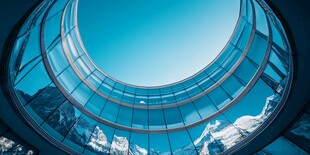 圆形玻璃建筑内的雪山景致