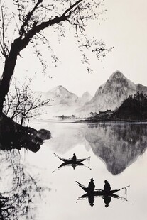 水墨山水间的泛舟图景