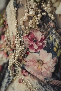 华丽花卉与珍珠装饰细节