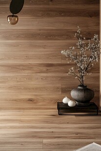 木质墙面旁的雅致摆件