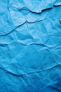 蓝色褶皱纸张纹理特写