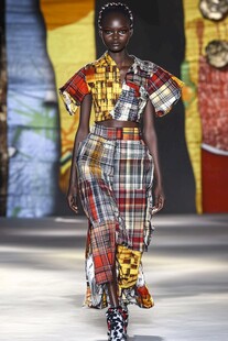 模特身着拼色格纹时尚走秀