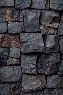 黑色石块堆砌的独特石墙
