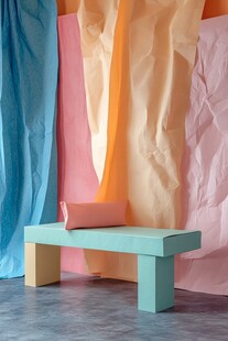 多彩背景下的清新座椅摆件