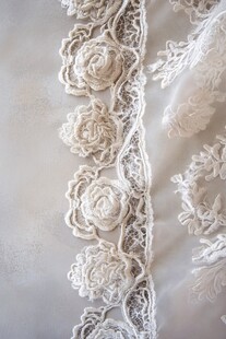 白色蕾丝花边的精致细节