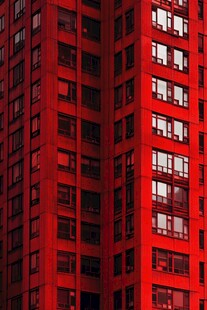 红色高楼建筑外观特写