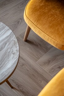 温馨家居中的桌椅与地板