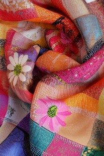 多彩拼布围巾上的花卉图案