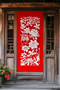 中式木门上的精美花卉剪纸