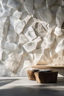 石纹墙面搭配简约木质家具