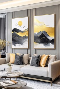 现代客厅的山水挂画装饰
