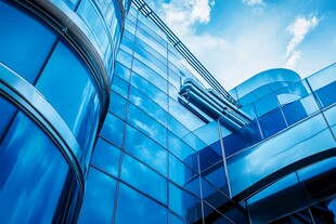 现代玻璃幕墙建筑外观