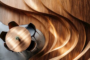 创意木质墙面与圆桌设计