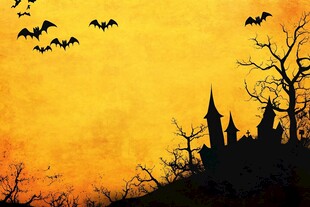 万圣节黄昏下的古堡与蝙蝠